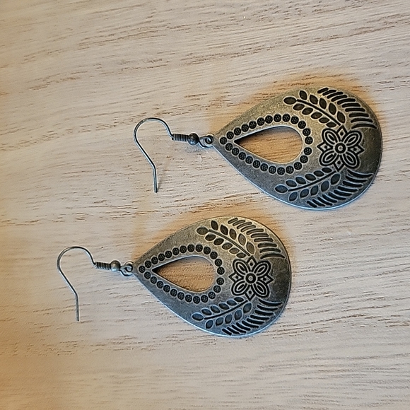 💥LAST PAIR💥Vintage Patina Teardrop Retro Floral Motif Dangle Earrings - Picture 4 of 5